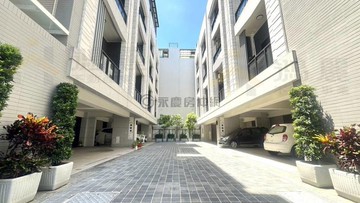 北高雄核心【霞海特區】全新電梯透天車墅｜高雄市仁武區九湖一街