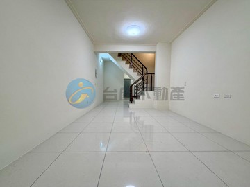 ｛高醫｝十全-建工商圈-公園旁翻新透天｜高雄市三民區孝順街