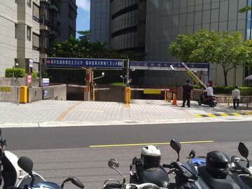 遠雄新天地獨立產權坡道平面車位｜台北市南港區忠孝東路六段