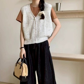 平價衣著 外穿外搭馬甲 彩點針織背心上衣 排釦 背心外套 疊疊背心 疊穿 針織背心 V領背心 V領毛衣 毛衣背心 針織衫