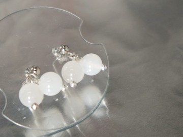 925純銀幸福雙生果子。月亮石6mm。垂吊耳釘