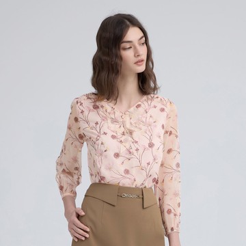 ILEY伊蕾 夢幻花卉荷葉雪紡上衣(淺粉；M-2L)