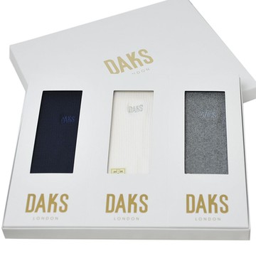DAKS 經典品牌DD LOGO圖騰刺繡LOGO直紋三雙組休閒襪(白/深藍/灰)