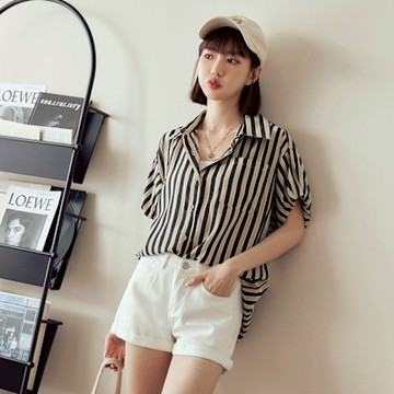 OB嚴選中大尺碼-棉質條紋前短後長拋袖寬版襯衫《AB18596》