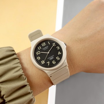 CASIO 卡西歐 / MQ-24UC-8B / 簡約百搭 數字時標 日本機芯 橡膠手錶 黑x米白 33mm