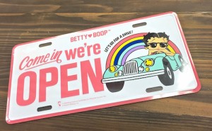 ベティちゃん アメリカン雑貨 ベティ ブープ Betty Boop グッズ ライセンスプレート ナンバープレート 看板 ベティーちゃん Se0275 通販 Lineポイント最大1 0 Get Lineショッピング