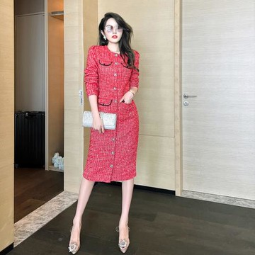 磚紅色別致設計感連衣裙2026年秋季新款女裝中長款小香風高腰圓領