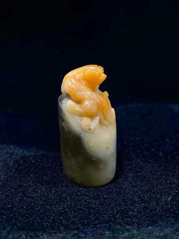 【龍行天下】巧色壽山芙蓉石 螭龍鈕