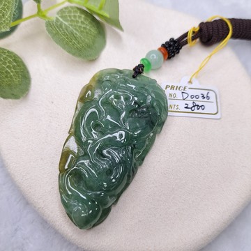 逸品軒~天然緬甸玉A貨-D0036-冰糯油青帶黃翡龍牌墜子 長63.9mm寬36.1mm厚8mm 雕工立體
