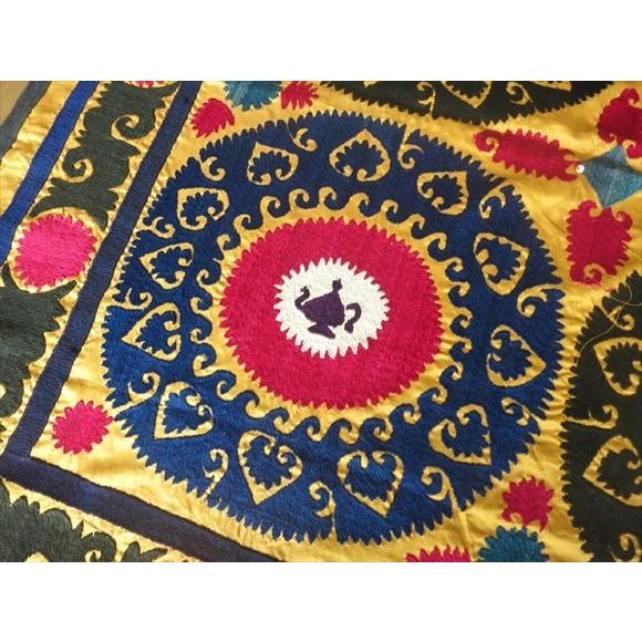 ウズベキスタン・スザンニ（suzani）114×109cm鮮やかなイエロー ピンク＆ブラック・お花とチャイポット・ティーパーティーデザイン・ソフレ・正方形サイズ