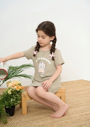 兒童連身_兔子便利商店系列．純棉五分袖落肩居家睡衣(煙燻卡其-睡翻了)