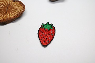 草莓刺绣胸针/胸花/包包别针