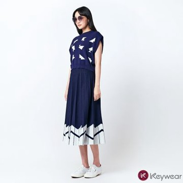 KeyWear奇威名品 律動感百褶中長針織裙-深藍色
