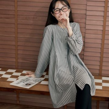 OB嚴選-無領條紋排釦打褶長版襯衫上衣《AB20638-》