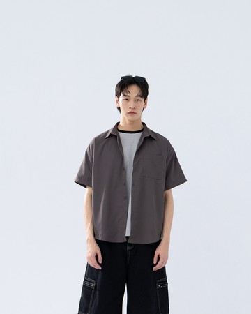 男裝 基礎素面單口袋短袖襯衫-灰M/L/XL