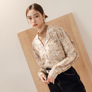 OB嚴選中大尺碼-不易皺質感印花翻領長袖上衣《AB18848》