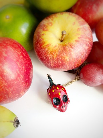 草莓骷髏手繪琺瑯項鍊。