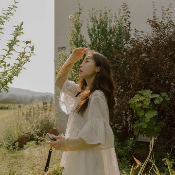 光澤緹花兩面穿傘襬圓領上衣 兩色售