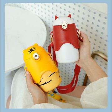 兒童迷你小水杯帶掛繩300毫升小容量寶寶防摔卡通可愛保溫杯斜挎