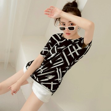 OB嚴選-舒涼雪紡率性印花壓褶圓襬上衣《AB17108-》