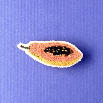| 舊款出清5折 | 迷你手工刺繡胸針/別針 紅肉木瓜 Papaya | 客製