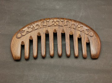 天然黑金檀 堅硬細密 經久耐用 精緻雙面雕刻 原木梳 按摩寬齒梳  隨身攜帶 自用送禮皆適宜
