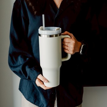 手把不鏽鋼保溫杯1100ml 兩色售