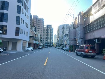 近鼎山家樂福輕軌站*ㄧ樓有孝親*透天店住｜高雄市三民區愛國路