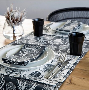 南非 aLoveSupreme_手繪多彩長桌巾_非洲植物王國_黑底白色