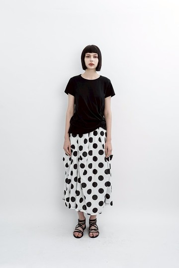 簡約扭結。黑色針織上衣。春夏 | Ysanne