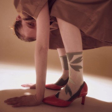 T069 Mocha 摩卡棕細條紋不對稱有機棉襪