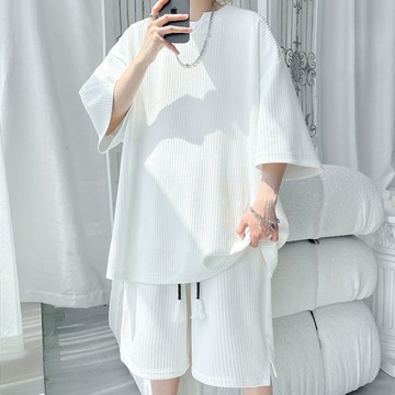 短袖套裝 (短褲+短T)！冰絲涼感！韓系痞帥豎條紋肌理感 / 男女適穿 / 2色 / M-5XL / 大尺碼【QTJHQ24486】