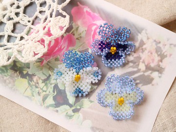 三色堇胸針 藍色系 接單訂製 精緻 蕾絲 堇菜 菫 堇菜 三色堇 三色堇 藍色 可愛 藍海 珠飾編織 尼龍線編織