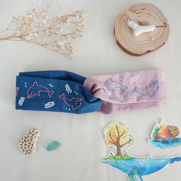 來自海的靈感系列-跳躍吧海豚雙色扭結手工刺繡髮帶