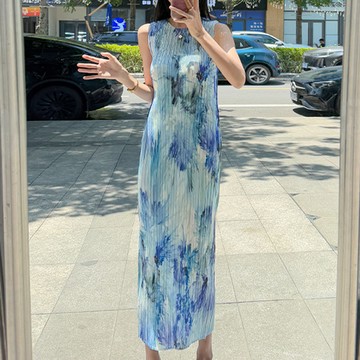 【韓國K.W.-歐美】KSBN7932現貨韓國藍花三宅輕褶衣洋裝(壓褶/中大尺碼/短袖/輕薄/小香風)