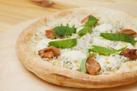 手作り極上冷凍ピザ「福良湾の釜揚げしらすと梅肉PIZZA」３枚セット