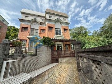 竹北華城美別墅|玻璃屋+院子|庭院車位｜新竹縣竹北市鳳岡路一段