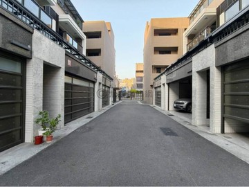 永信建設豐華大鎮全新裝潢併排雙車透天別墅｜高雄市鳳山區光華南路