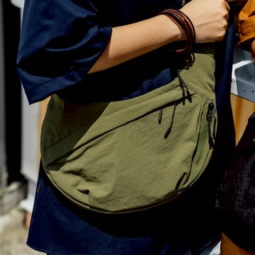 【A.S】24H出貨｜防潑水半月小包｜柔軟挺拔防潑水材質｜日常適中容量設計｜三層外拉鍊分層收納｜主袋內大隔層＋小拉鍊層｜