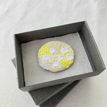 胸針/手繡/2024黃002/ 盒裝 獨一無二/