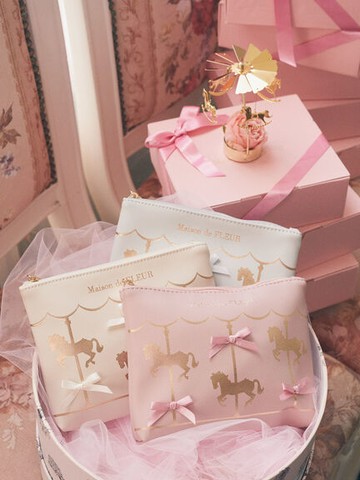 夢幻旋轉木馬系列燙金緞帶手拿包(8A34FJJ2000) - Maison de FLEUR