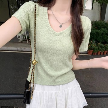 韓版小衆壓紋V領露鎖骨短袖t恤女小個子修身顯瘦正肩上衣