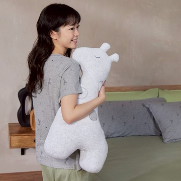 【YVONNE以旺傢飾】長頸鹿抱枕-銀白灰
