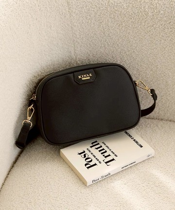 【KINAZ】 雙層拉鍊幾何五金LOGO斜背包-黑調和弦-雙序曲系列(BX96439-49)