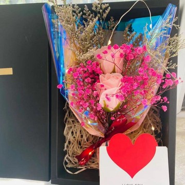 ❀【花中世界】❀情人節玫瑰滿天星乾花禮盒生日成品送女神七夕花束仿真藝術花束