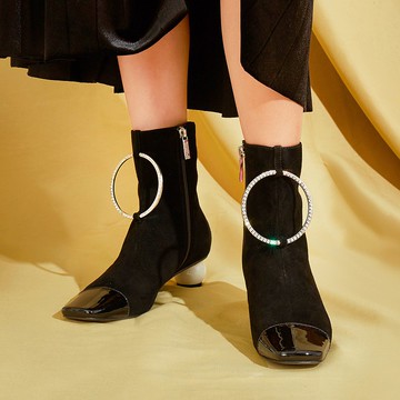 | HOA | 小方頭鑽石圓環粗跟短靴 | 黑色 | 5590 |