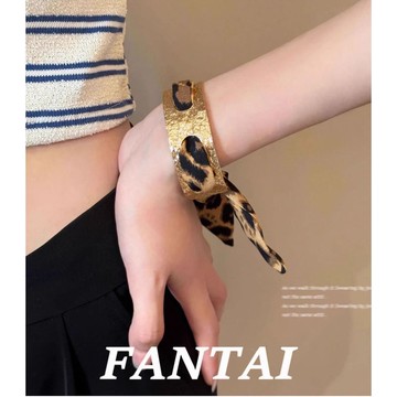 免運🔮辣妹豹紋絲巾手鐲女歐美復古輕奢手環ins小衆設計手飾品简约 百搭 招財 開運 手鍊 手環 手鐲 手饰