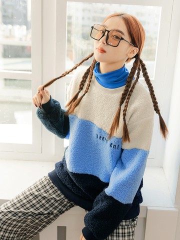 亮眼撞色羊羔毛質感刺繡大學T