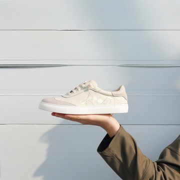 刺繡綁帶休閒鞋- 清幽小山/米白灰