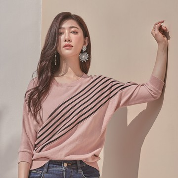 VICTORIA 不對稱條紋落肩短袖線衫 粉V65134